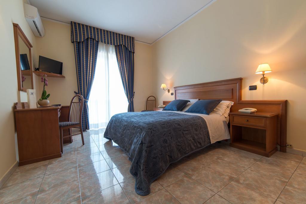 Albergo Scalzone Castel Volturno Exterior foto